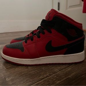 | JORDANS | retro 1s | black and red |